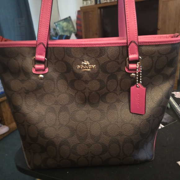 Authentic Coach purse in EUC - Picture 9 of 16